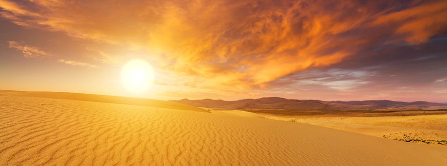 Erneuerbare Energien Versicherung: Sonnenuntergang in der Wüste