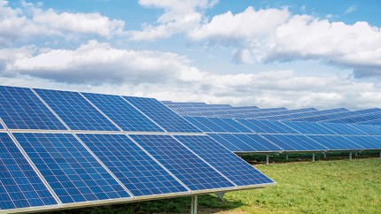 Versicherung Solarenergie: Photovoltaik-Anlage sorgt dank Sonnenenergie für Strom.