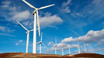 Versicherung Windenergie: Windräder erzeugen Windenergie und sind daher ebenfalls unerlässlich für erneuerbare Energien.