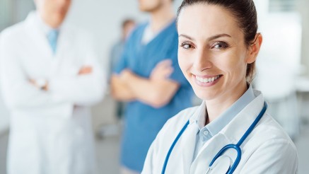 Gothaer Berufshaftpflichtversicherung: Ärztin weiß, wie wichtig eine Berufshaftpflicht für sie ist.