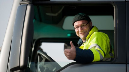 Gewerbliche KFZ-Versicherung: LKW-Fahrer in seinem Führerhaus