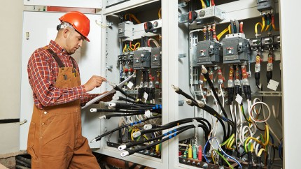 Gothaer Elektronikversicherung: Facharbeiter sucht einen Bedienungsfehler am Schaltkasten.