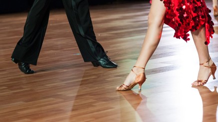 Tanzsportverein: Beine eines Tanzpaars