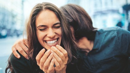 Die Gothar Zahnzusatzversicherung: Eine Frau lacht herzlich.