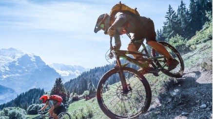 Die private Unfallversicherung der Gothaer: Mountainbiker in den Bergen.