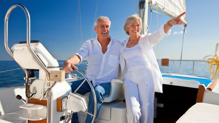Gothaer Bootsversicherung: Ehepaar ist gut abgesichert in seinem Boot